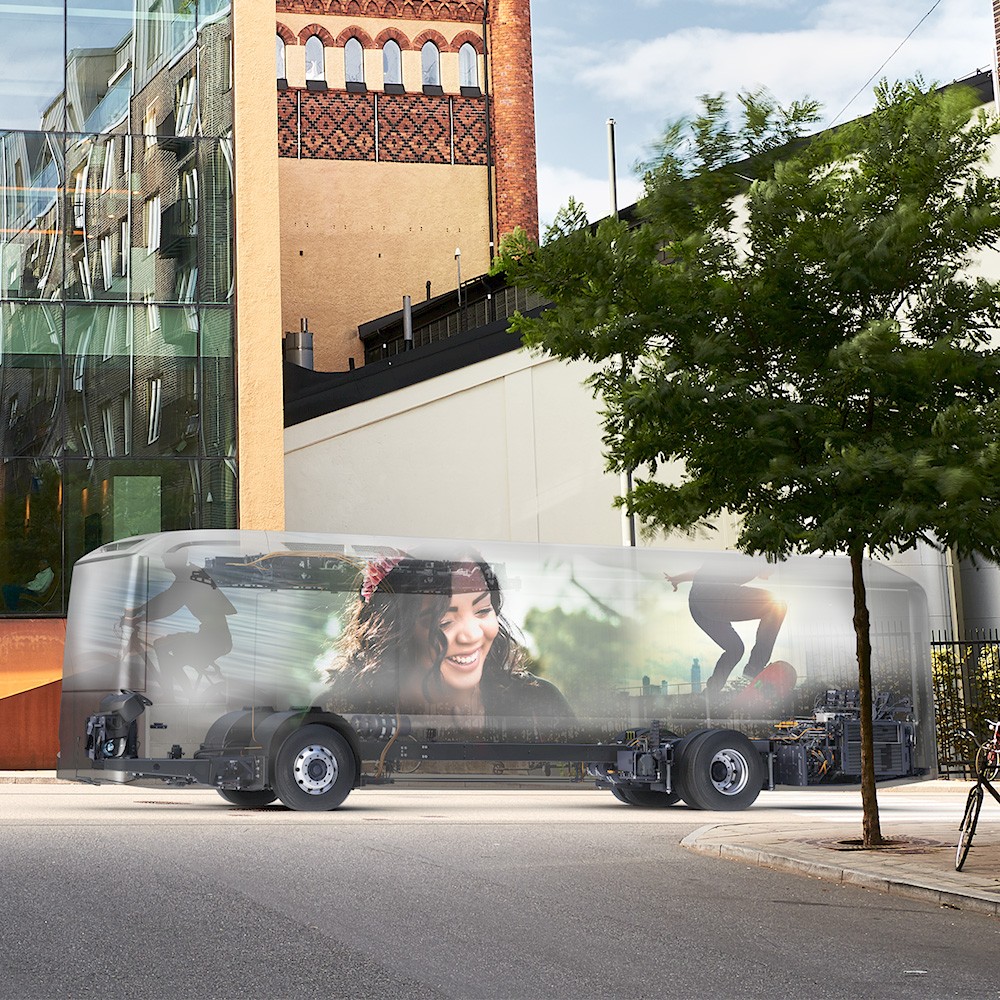 Futuristischer Scania Elektro Bus fährt auf Straße