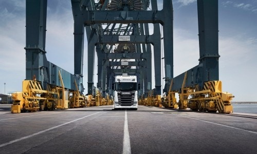 Scania Lkw im Straßenverkehr auf einer Brücke