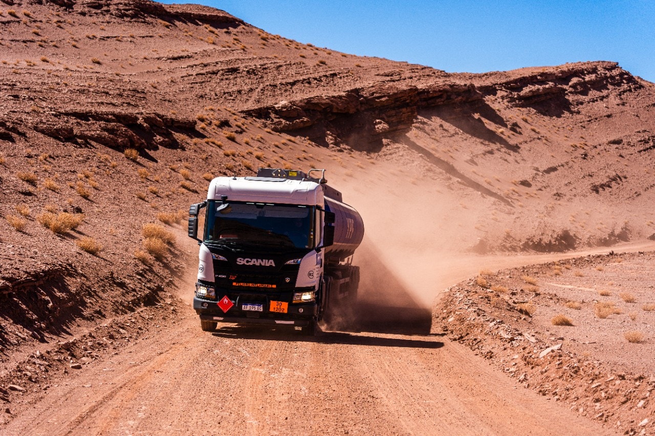 Camión eléctrico en piedra caliza