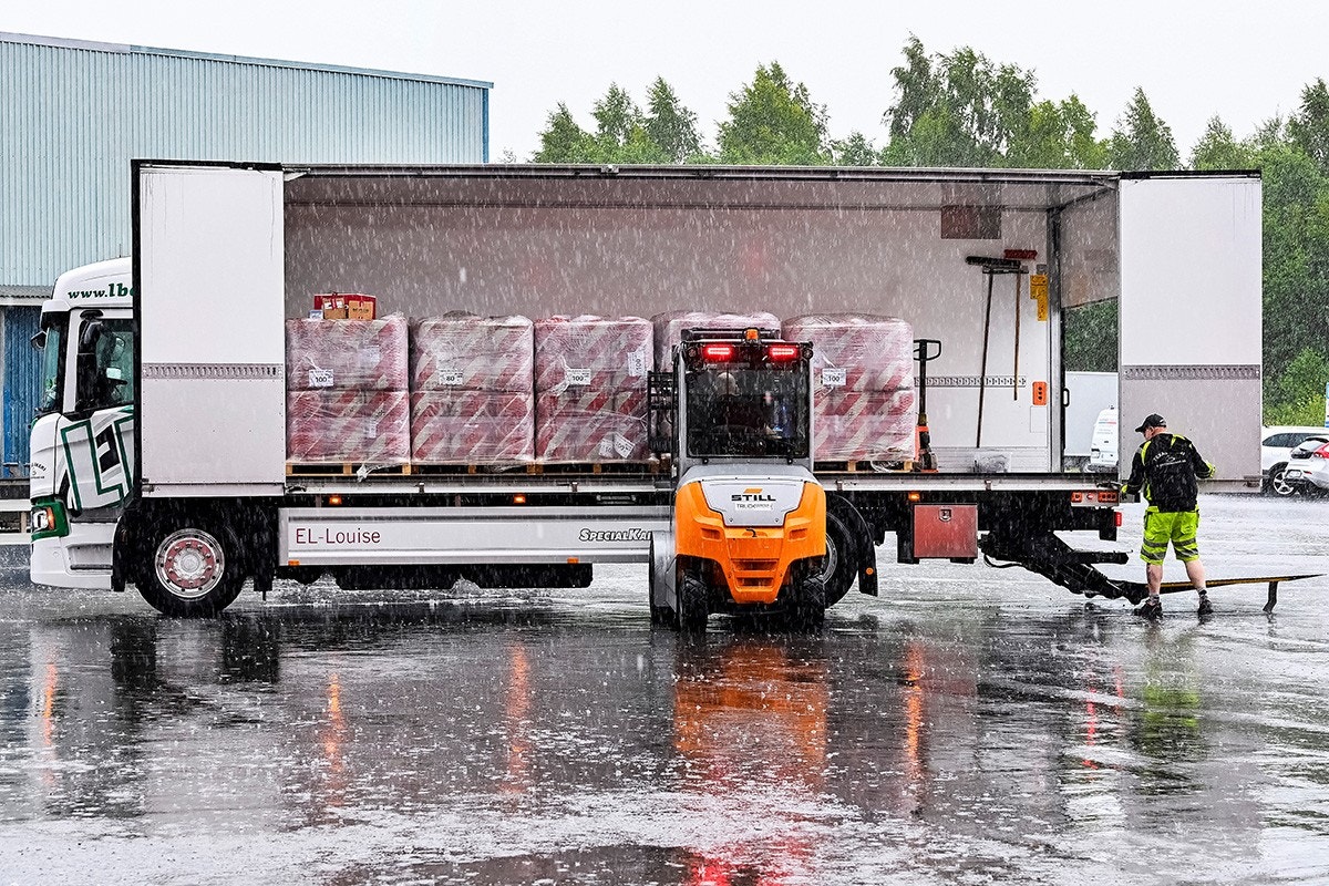 Scania ellastbil i regn