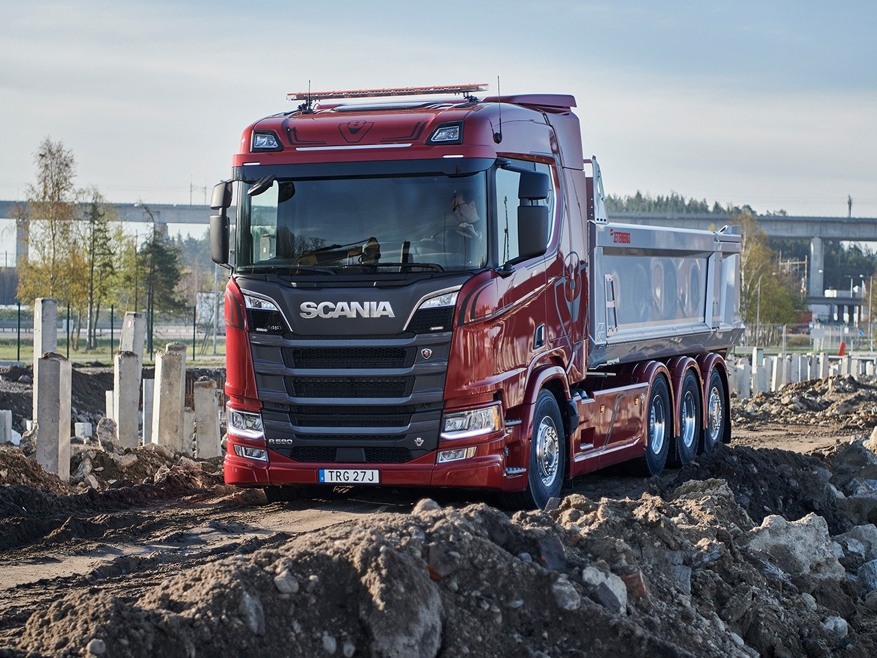  En Scania V8 tippbil på en byggnadsplats