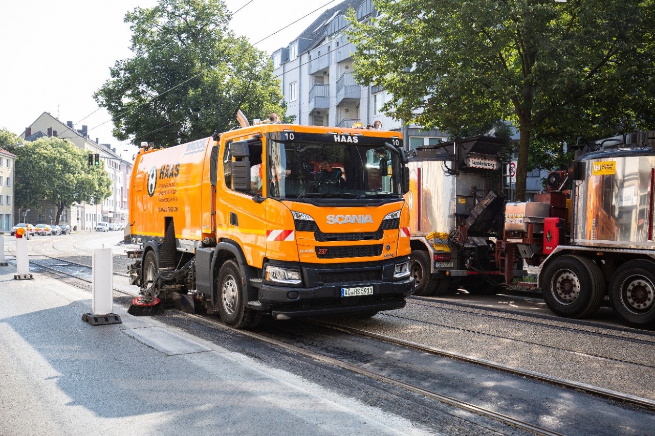 Kehrmaschine im Einsatz