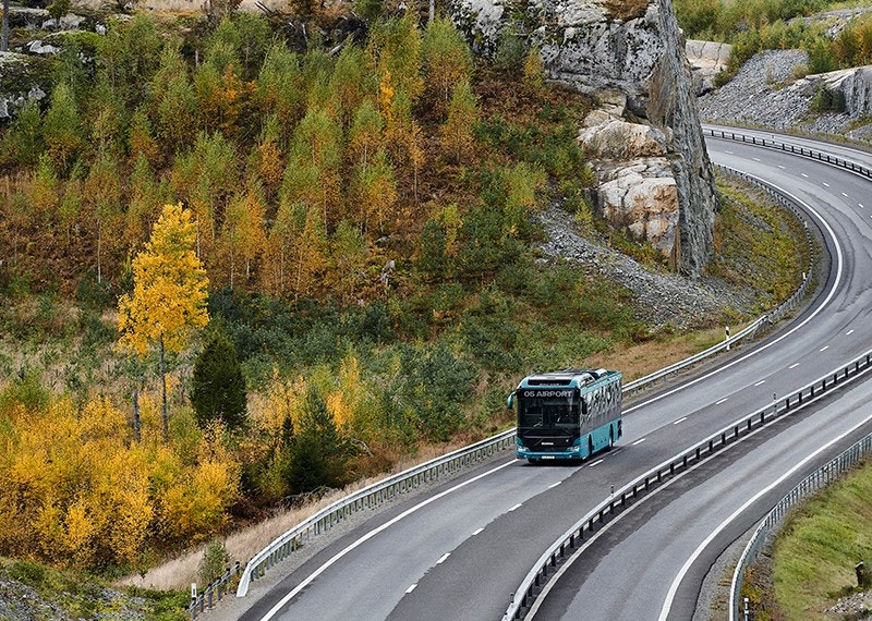 Rijdende bus op de weg