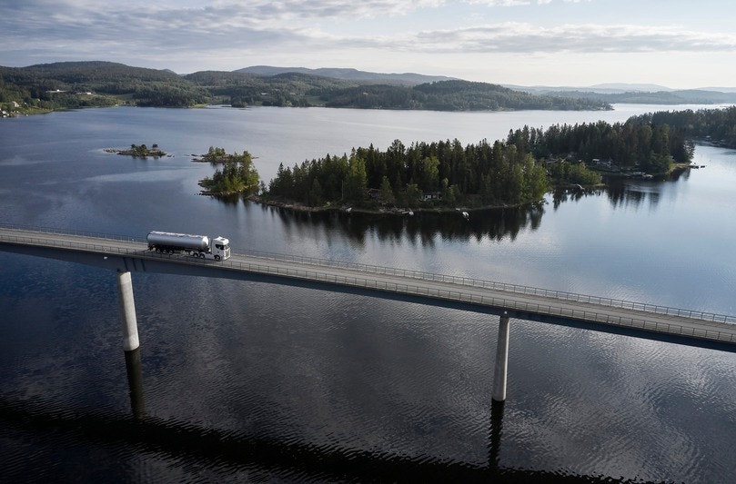 Lastbil körandes över bro vid Höga kusten i Sverige