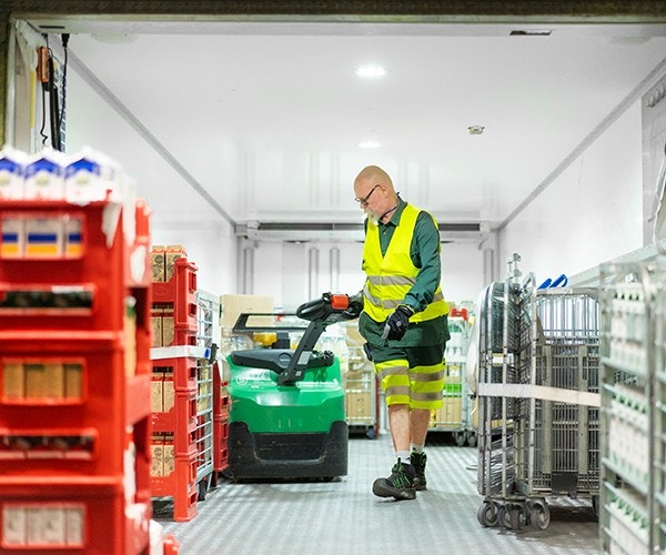 Jonny Rönnåker lastar produkter från Arla