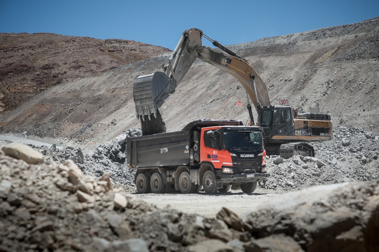 Volcador para minería de carga pesada Scania P 450 XT 8x4 