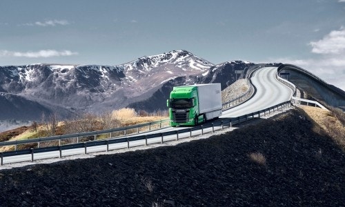 Green Truck auf der Straße 