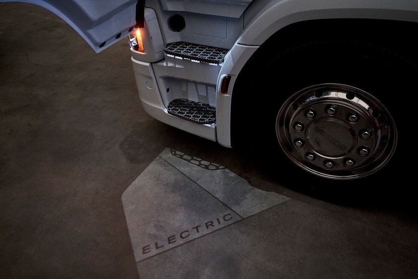 porte avant d'un camion électrique Scania dans l'obscurité