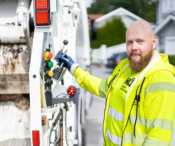 Lastbilschaufför vid soplastbil