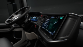 Scania Smart Dash représente la dernière avancée en matière de solutions d'interface homme-machine pour les postes de conduite des poids lourds. Le conducteur choisit les informations à afficher ou à omettre, et l'ensemble du dispositif est conçu pour être intuitif et convivial, avec un mélange intelligent de commandes physiques et numériques qui offre une bonne vue d'ensemble et évite toute surcharge cognitive.