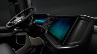 Scania Smart Dash ist der neueste Fortschritt bei den Mensch-Maschine-Schnittstellen-Lösungen für Fahrerplätze in schweren Lkw. Der Fahrer wählt aus, welche Informationen angezeigt oder weggelassen werden sollen. Die gesamte Einrichtung ist intuitiv und benutzerfreundlich mit einer intelligenten Mischung aus physischen und digitalen Bedienelementen, die eine gute Übersicht bieten und eine kognitive Überlastung vermeiden.