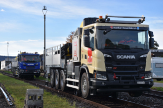 Les deux véhicules rail-route sur la base d'un châssis Scania G500 B 8x4*4 NZ.