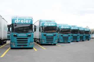 Ein Teil der neuen Baustoff-Fahrzeugflotte der Dreier AG in Oberentfelden.
