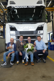 Drei Mitglieder vom Management Team der Scania Schweiz AG erwiesen Tinu die Ehre. V.l.nr.: Curdin Baselgia, Francesco Romano, Tinu und Claudio Albrecht.
