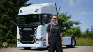 Amelie Bapst vor ihrem Siegerprojekt der Scania Lehrlings-Challenge.