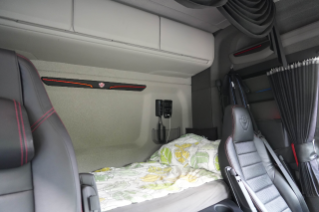 Dank neuer und um 27 cm längerer Kabine steht dem Fahrer ein 100 cm breites Bett und noch grösseres Raumangebot zur Verfügung.