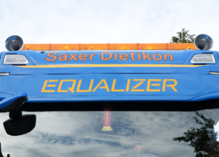 EQUALIZER, so die zusätzliche Beschriftung auf der Sonnenblende soll auf das neue Dienstleistungsangebot der ST Saxer Transport AG hinweisen.