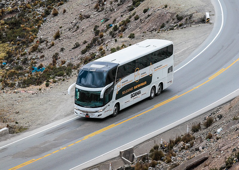 Bijeli turistički autobus Scania