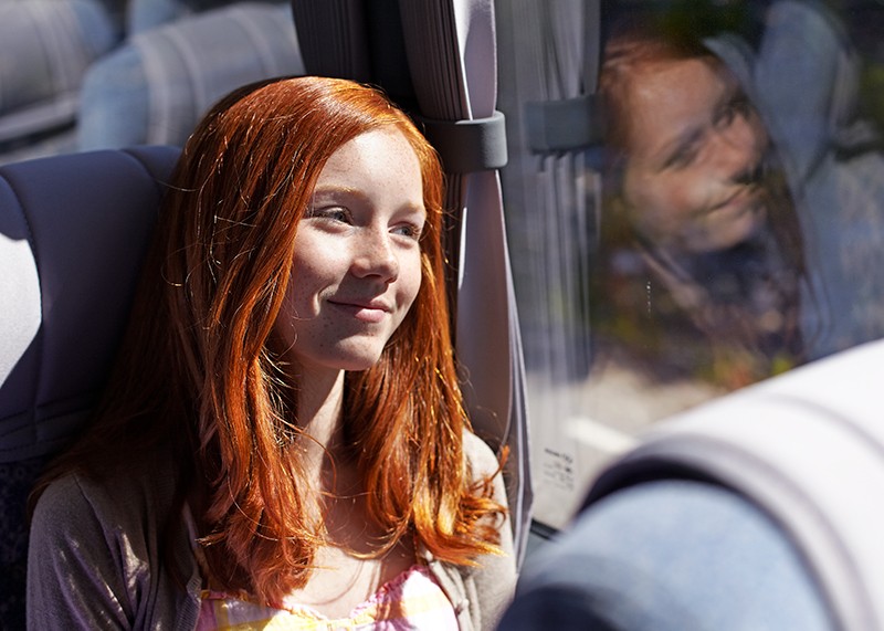 Djevojka na autobusu Scania