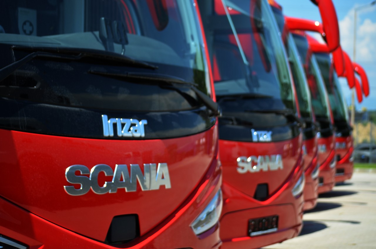 Scania Busse in einer Reihe