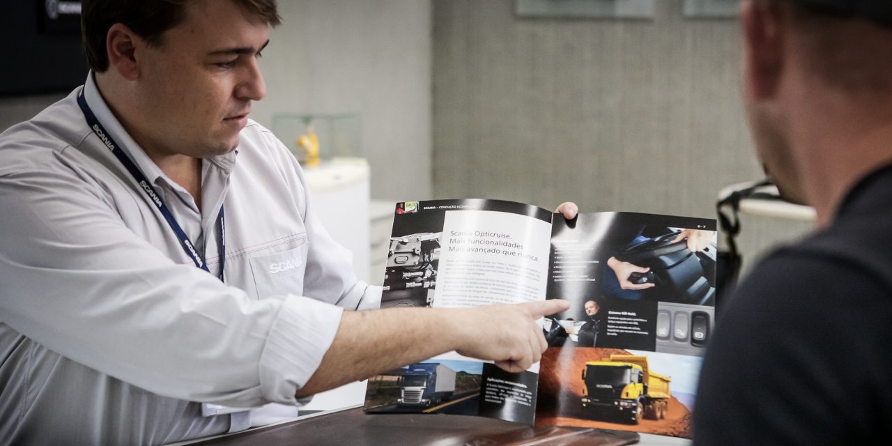  Dva muškarca koji čitaju brošuru
