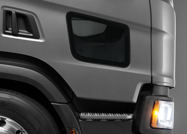 Окно в пассажирской двери кабины грузовых автомобилей Scania P-серии для повышения безопасности в городских условиях