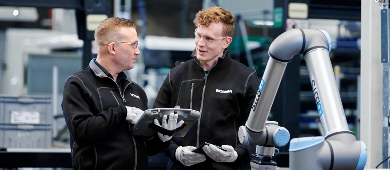 Två medarbetare från Automation Group vid Scania Oskarshamn