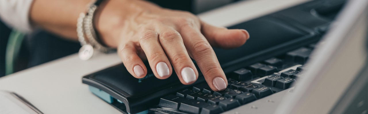  Ręka na klawiaturze komputera